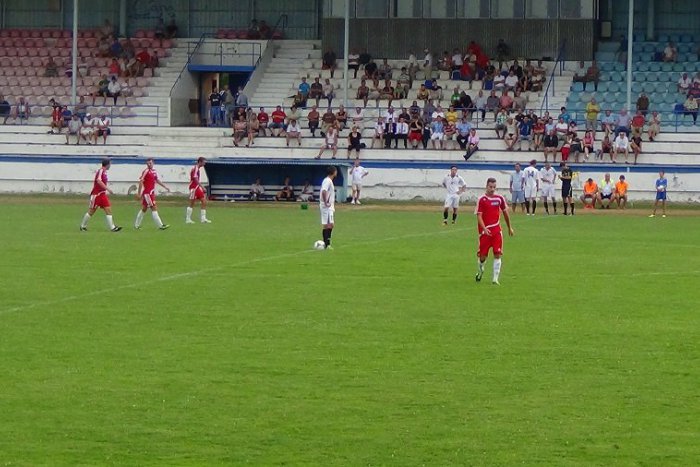 Ilustračný obrázok k článku VIDEO: Humenskí futbalisti dostali doma 4 kúsky. Od 24. minúty hrali v oslabení