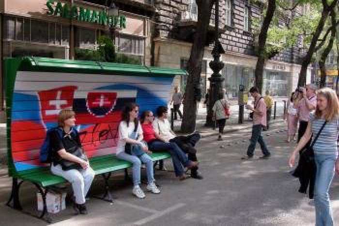 Ilustračný obrázok k článku V Medickej záhrade dostanú lavičky nový šat: Opravovať ich budú väzni!