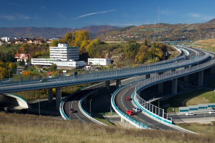 Ilustračný obrázok k článku Prvý rok prevádzky bystrického obchvatu: Prečo je rýchlosť obmedzená na 80 km/h?