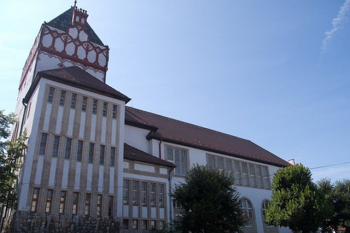 Ilustračný obrázok k článku Školy ani cez prázdniny neoddychujú: Stredoškoláci zasadnú v septembri do vynovených budov