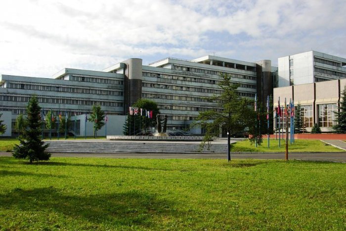 Ilustračný obrázok k článku Policajný prezident: Rektorovi Akadémie ozbrojených síl v Mikuláši mali ponúkať úplatok