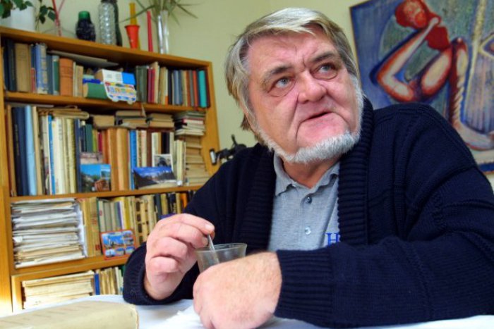 Ilustračný obrázok k článku Päť rokov od smrti Pavla Hrúza (†67): Vážený spisovateľ v Bystrici spravoval tenisové kurty