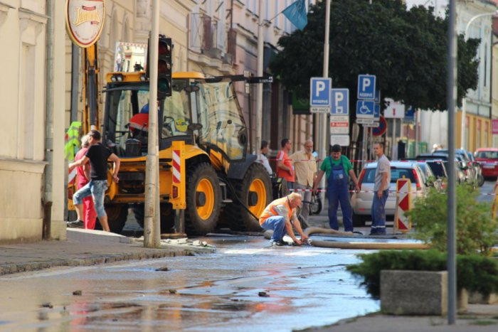 Ilustračný obrázok k článku Prasknuté potrubie spôsobilo problémy: V centre mesta odklonili dopravu!