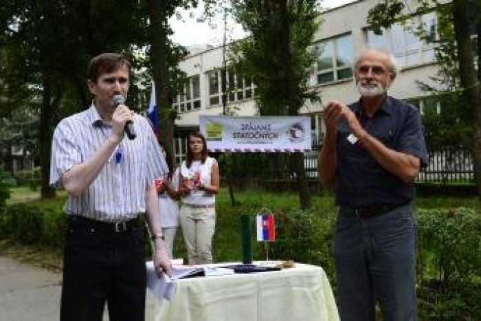 Ilustračný obrázok k článku Prepustený učiteľ Oto Žarnay: Od poslancov dostal šek na 1 000 eur