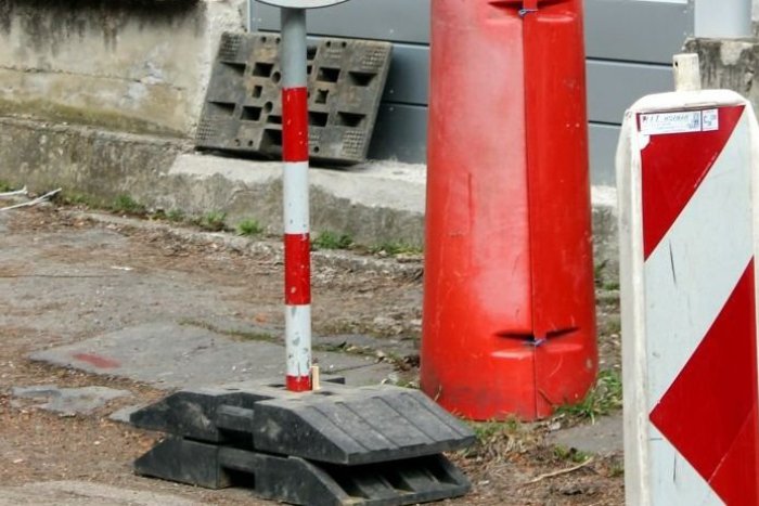 Ilustračný obrázok k článku Zničené chodníky, či kontroverzná jednosmerka pri nákupnom centre? Mesto reaguje...