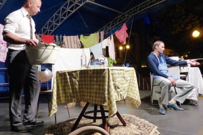 Ilustračný obrázok k článku Leto v Poprade: Divadlo mladých zo Šuňavy uviedlo komédiu Muž mojej ženy