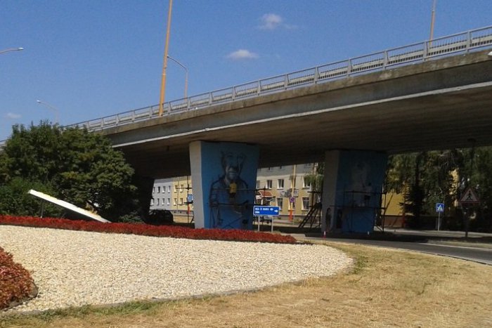 Ilustračný obrázok k článku VIDEO! Sprejeri pod humenským nadjazdom: Takto vznikajú portréty osobností mesta