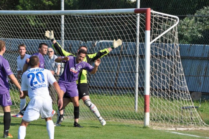 Ilustračný obrázok k článku OBRAZOM: Z prvého derby zápasu vyšli víťazne hráči Gemerskej Polomy