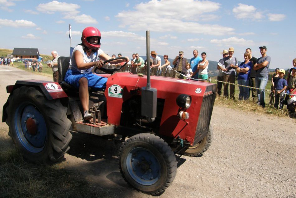 Ilustračný obrázok k článku Netradičná zábava neďaleko Nitry: Koncert a súťaž malotraktorov