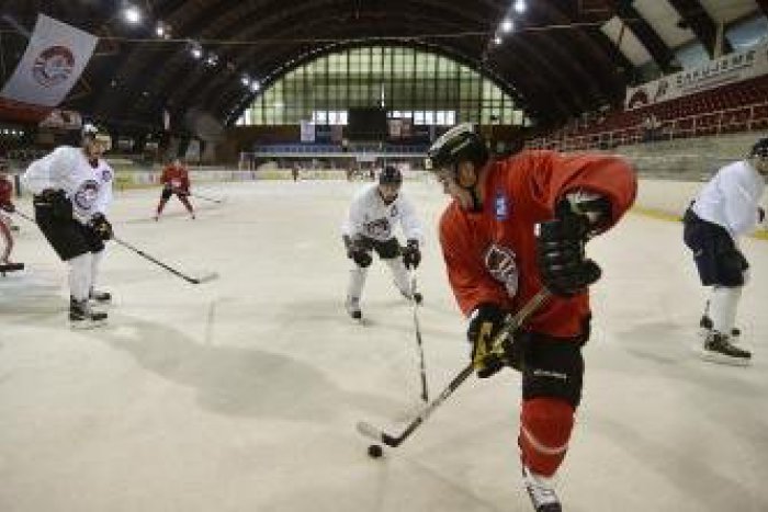 Ilustračný obrázok k článku Veľké porovnanie štadiónov: Zvolenský zimák patrí medzi špičku, bystrický do antikvariátu