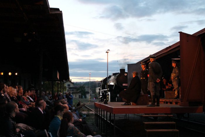 Ilustračný obrázok k článku Vlak nádeje zavíta do Popradu: Exkluzívna divadelná hra priamo vo vlaku