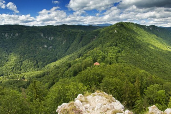 Ilustračný obrázok k článku Tip na víkend: Muranská planina plná skrytých krás, pod zemou i na skalnatých bradlách