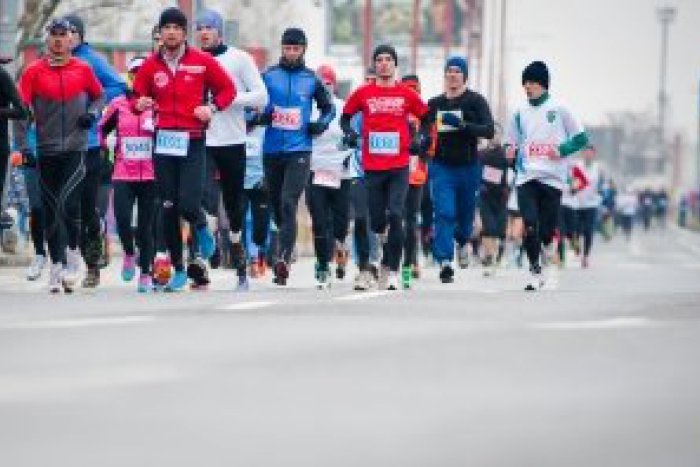 Ilustračný obrázok k článku Viac ako stovka prihlásených na Beh nočným Breznom: Zabehnúť si môžu prísť aj rodiny s deťmi