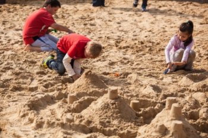 Ilustračný obrázok k článku Kontrolóri si v Brezne a Bystrici posvietili na pieskoviská: V niektorých zakázali deťom sa hrať!