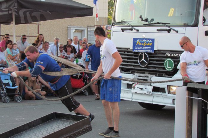 Ilustračný obrázok k článku Dvíhanie áut či ťahanie kamióna: V centre mesta si to rozdajú najsilnejší muži Európy!