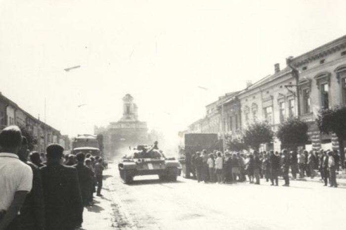 Ilustračný obrázok k článku Unikátne zábery: TAKTO vyzerali mrazivé momenty z augusta 1968 v uliciach Popradu