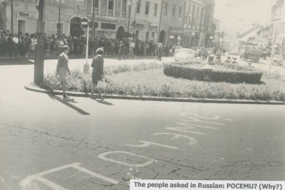 Ilustračný obrázok k článku Bystričania spomínali na august 1968. Na námestí obnovili ruský nápis Počemu?
