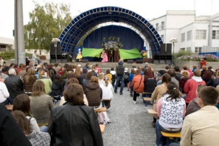 Ilustračný obrázok k článku Ulice a divadlá ožívajú: Začína sa Divadelná Nitra!