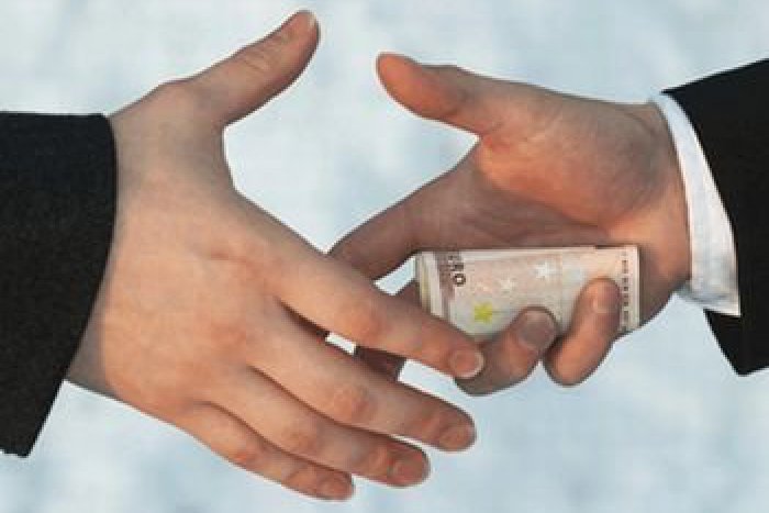 Ilustračný obrázok k článku Škandál v Topoľčanoch: Polícia obvinila lekárku z brania úplatkov!