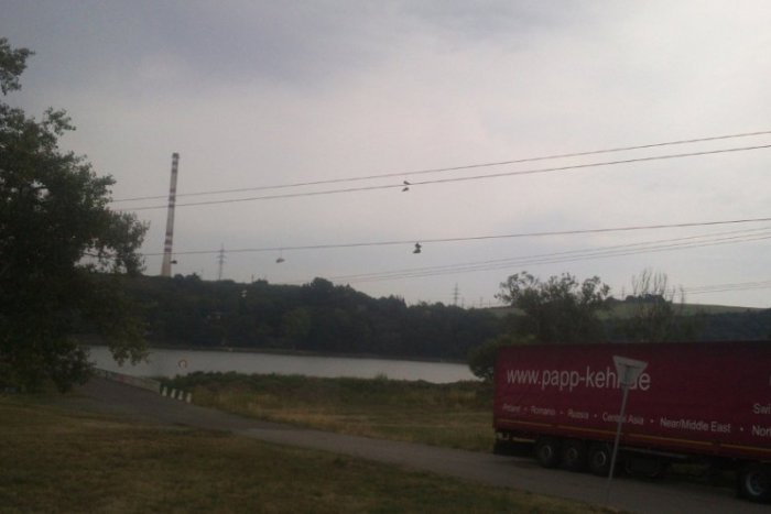 Ilustračný obrázok k článku Je po záhadnom úkaze: Tenisky prevesené cez káble na sídlisku sú fuč!