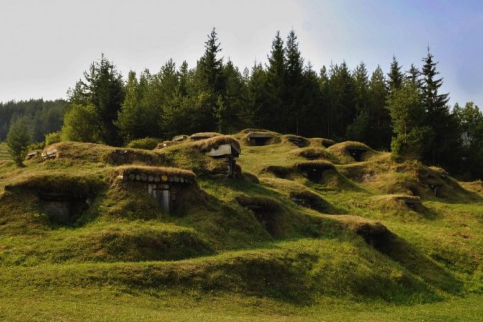 Ilustračný obrázok k článku Hobitovo v Liptovskej Tepličke: V lokalite pri unikátnych pivničkách vybudovali oddychovú zónu