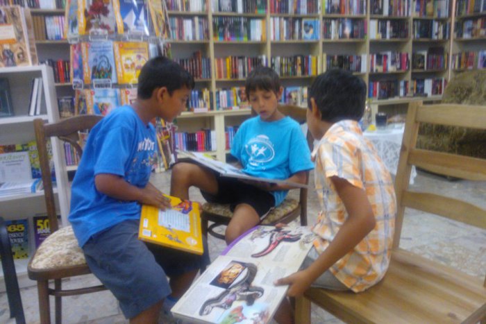 Ilustračný obrázok k článku Deti z komunitného centra nezaháľajú ani počas prázdnin. Navštívili kníhkupectvo a všeličo sa naučili