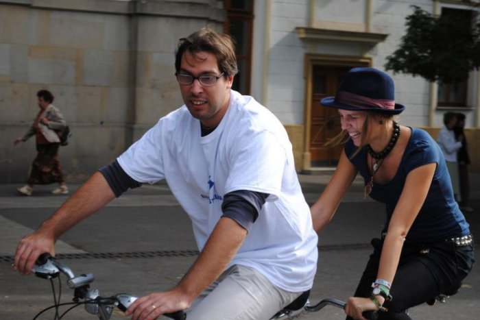 Ilustračný obrázok k článku Zbierka Biela pastelka v našom meste aj tento rok: Vyskúšajte, ako vyzerá vaše meno Braillovým písmom