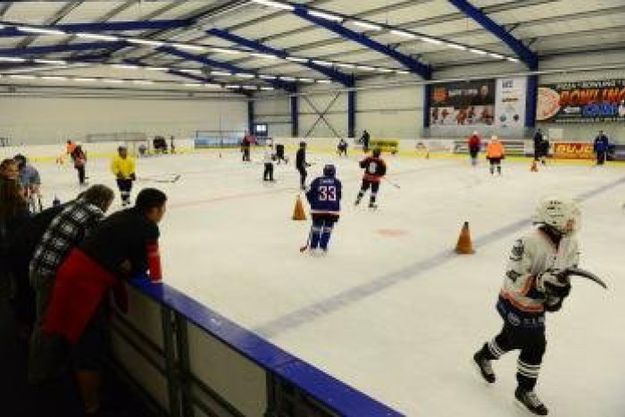 Ilustračný obrázok k článku Pozitívne dianie po postavení zimáku v Čani: Okolité dediny ožili hokejom