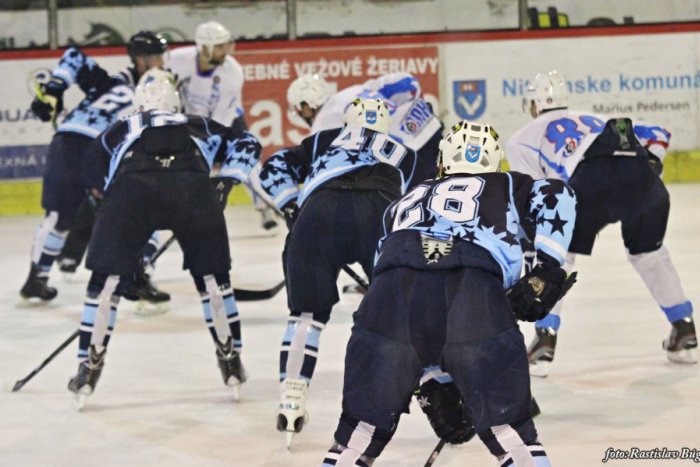 Ilustračný obrázok k článku HK Nitra uzatvára súpisku: Pod Zoborom končí dvojica hokejistov
