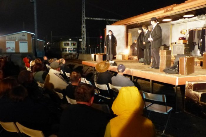 Ilustračný obrázok k článku Českí herci hrali na železničnej stanici. Vo vlaku priviezli príbeh o ľudskosti uprostred krutej doby