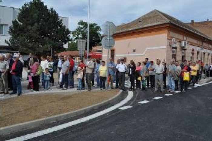 Ilustračný obrázok k článku Nová atrakcia v Lučenci: Na námestí otvoria Chodník osobností