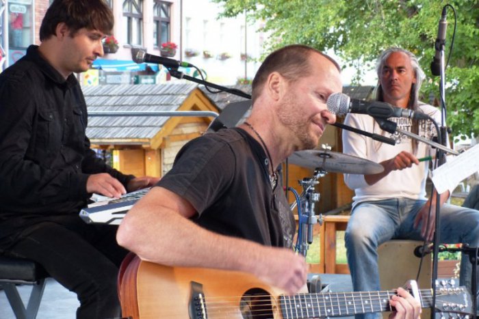 Ilustračný obrázok k článku OBRAZOM: Poslucháčov na námestí potešili svetové hity v podaní trojice popradských muzikantov