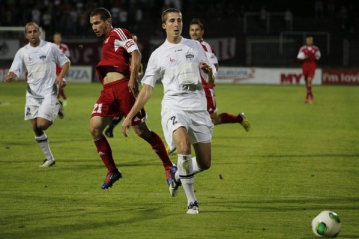 Ilustračný obrázok k článku Futbalová Nitra dvíha hlavu: Remíza so silným Trenčínom