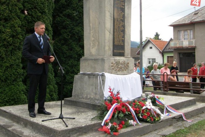 Ilustračný obrázok k článku Premiér so županom odhalili v Lopeji pamätnú tabuľu prvému hlásateľovi Slobodného vysielača