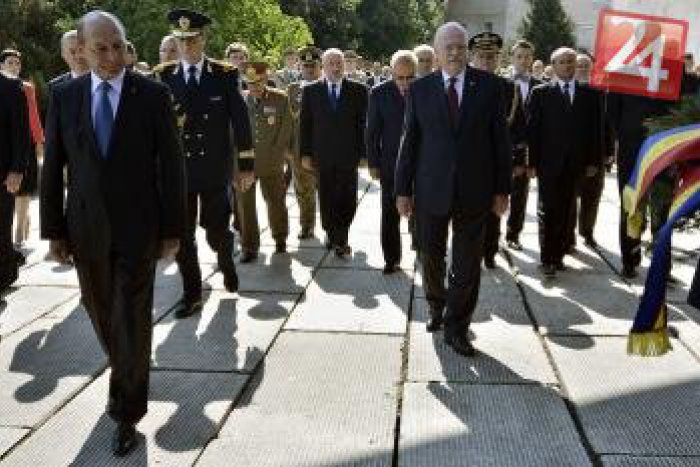 Ilustračný obrázok k článku Prezident aj premiér SR na oslavách SNP: Slováci by mali zdvihnúť hlavu hore