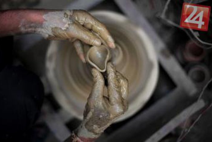 Ilustračný obrázok k článku Tvorivá dielňa inšpirovaná výstavou Jozefa Kostku: Darujte hline život!