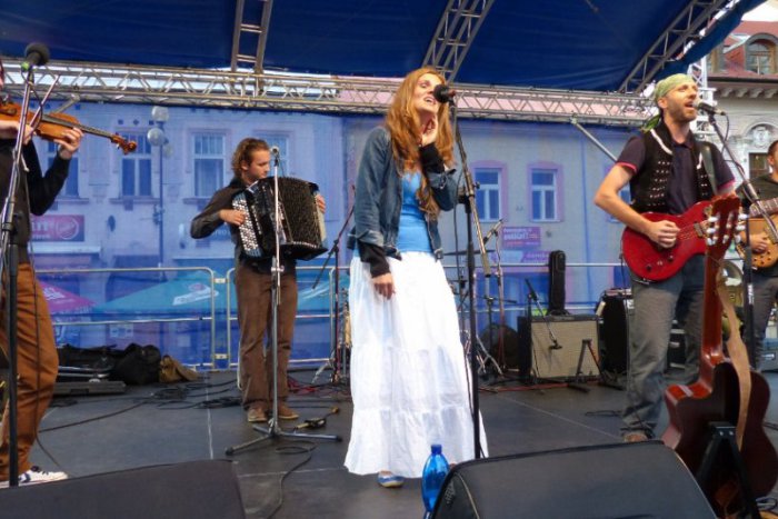 Ilustračný obrázok k článku Na námestí s úspechom hrala Hrdza, sympatie publika si získalo aj duo Stoklasová - Šanta