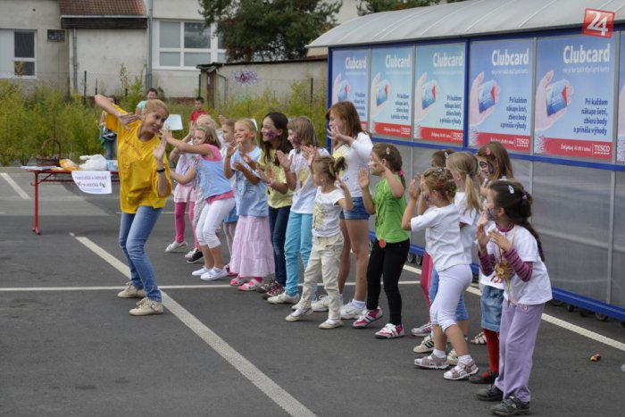 Ilustračný obrázok k článku Na parkovisku bolo veselo: Pozrite sa, čo si pripravili pre okoloidúcich revúcke deti!