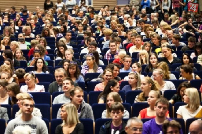 Ilustračný obrázok k článku Jasný odkaz výskumu pre študentov: Čím vyššie vzdelanie, tým spokojnejší život