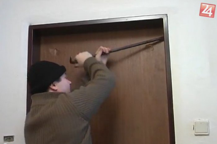 Ilustračný obrázok k článku BÝVAJME BEZPEČNE: 3 kopnutia a je u vás. Toto spravia s vašimi dverami za pár sekúnd!