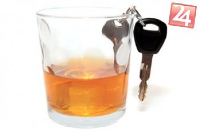 Ilustračný obrázok k článku Peter (25) sa preháňal na Alfe Romeo po meste: V dychu mal 3,2 promile!