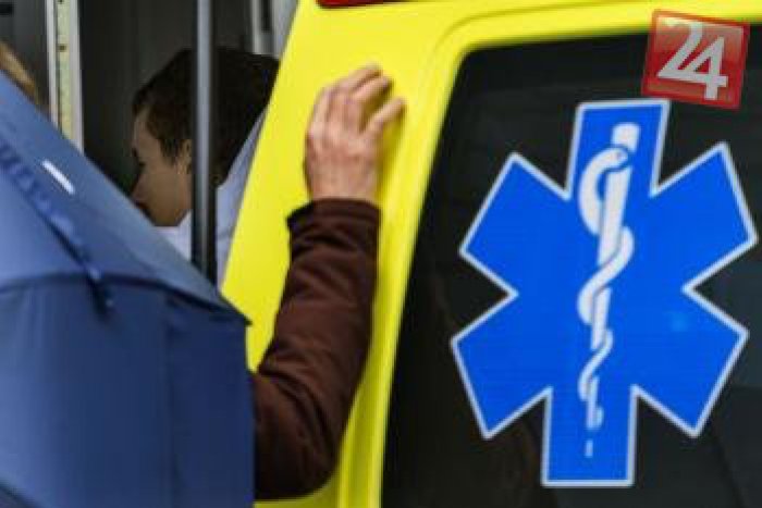 Ilustračný obrázok k článku Nešťastie pri práci: Zamestnancovi jelšavskej firmy prešlo cez predkolenie vozidlo!