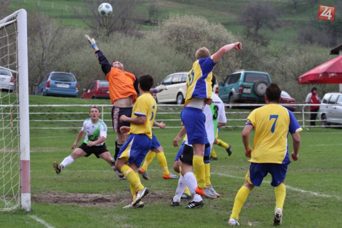 Ilustračný obrázok k článku Veľký prehľad víkendového futbalu: Kto s kým si to rozdá?