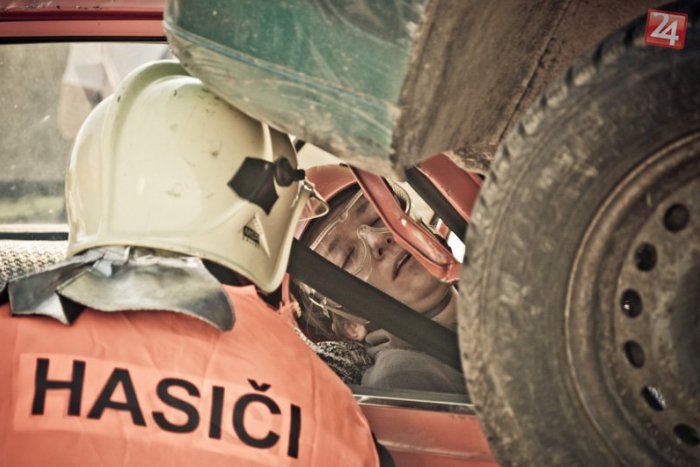 Ilustračný obrázok k článku FOTO: Hasiči z havarovaného auta na Námestí slobody vyslobodzovali zranených