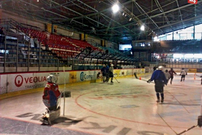 Ilustračný obrázok k článku Pred sezónou bez výstroje: Mladým hokejistom niekto vybielil šatne!