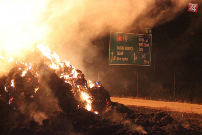 Ilustračný obrázok k článku Obyvateľov Klokočiny vystrašil oheň: Na poli horel stoh slamy!