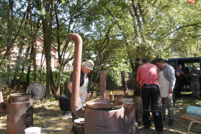 Ilustračný obrázok k článku Varenie guľáša či tvarovanie bonsajov: TOTO je víkendové menu