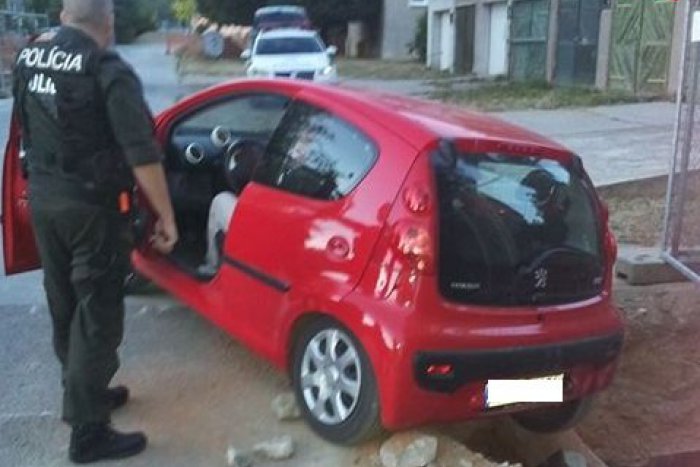 Ilustračný obrázok k článku Žena (47) v Rožňave pri cúvaní zišla do výkopu: Fúkať policajtom odmietla!