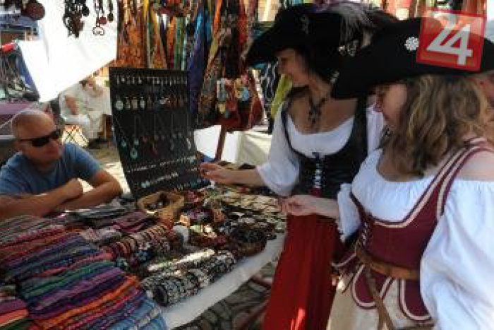 Ilustračný obrázok k článku História Radvanského jarmoku: Muži v posledný deň išli na mladé ženy vareškami