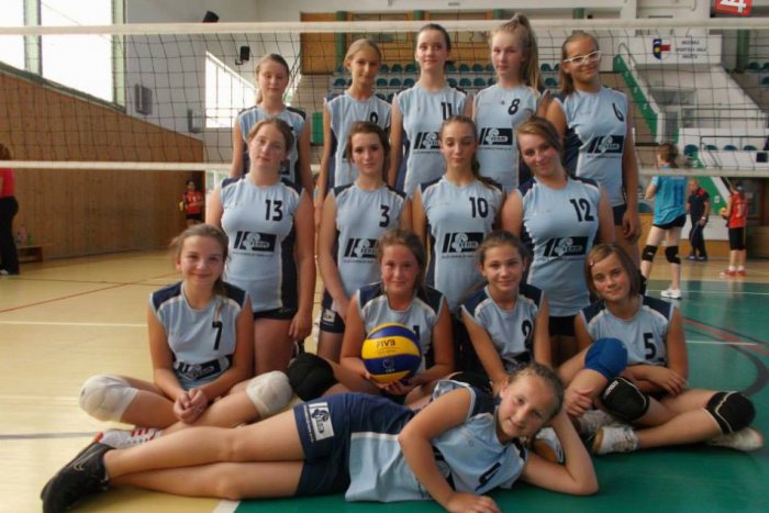 Ilustračný obrázok k článku Volejbal: mladé Hrádočanky triumfovali na turnaji v Hnúšti!